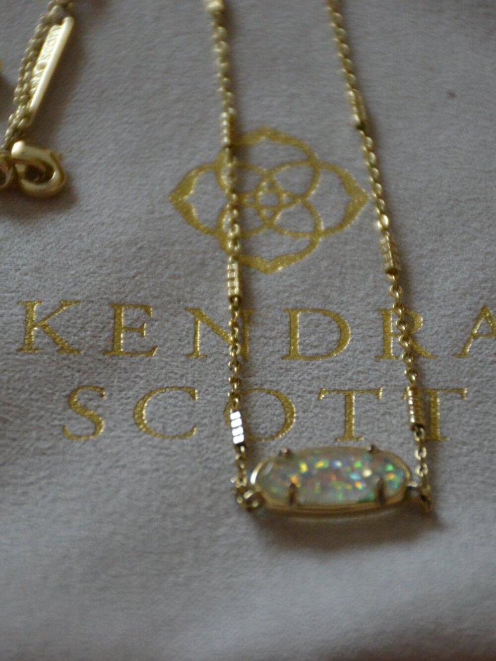 Lot of Kendra Scott Gold Tone necklaces with pouches - Picture 6 of 7